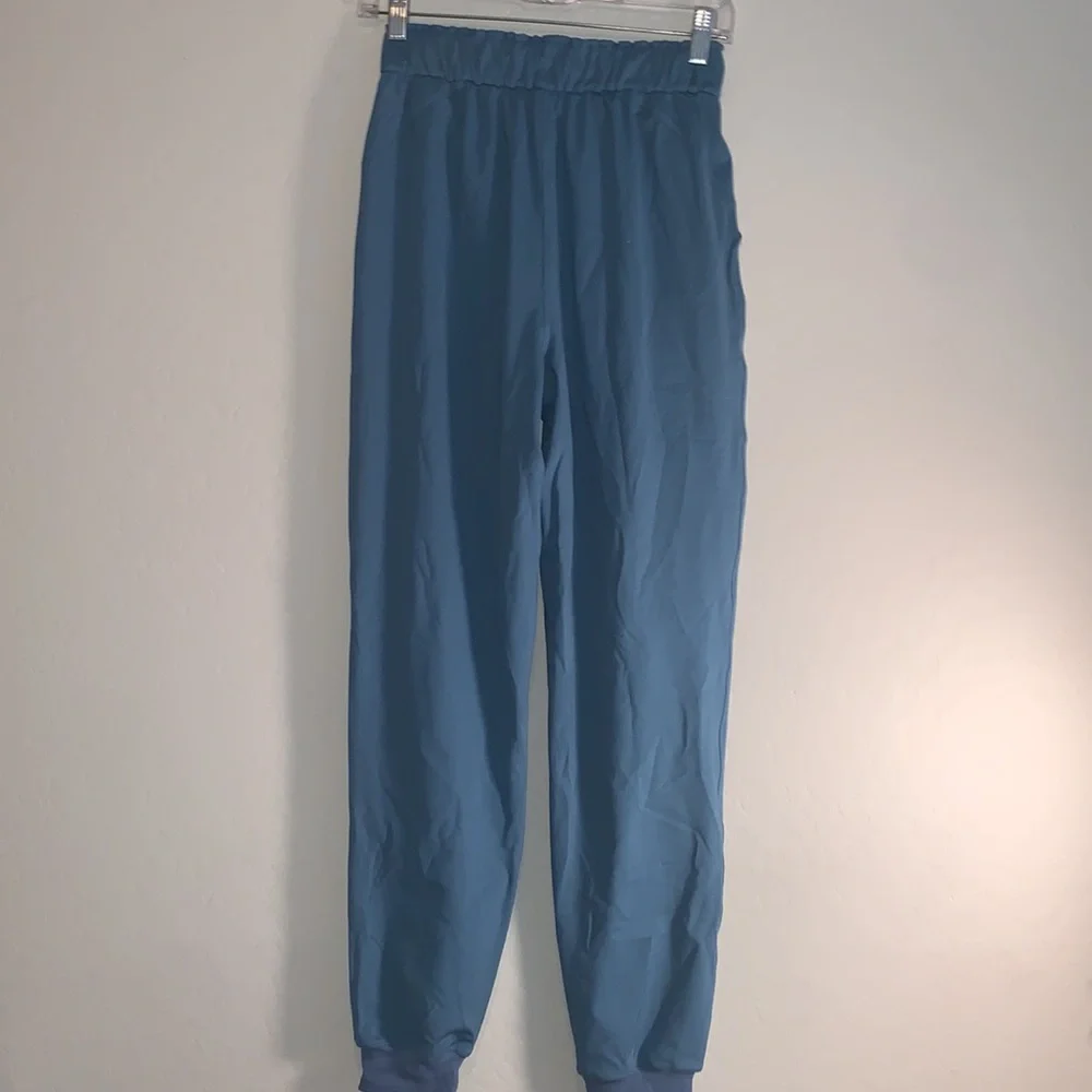 LULULEMON BRAND NEW SIZE 4 GORGEOUS JOGGERS